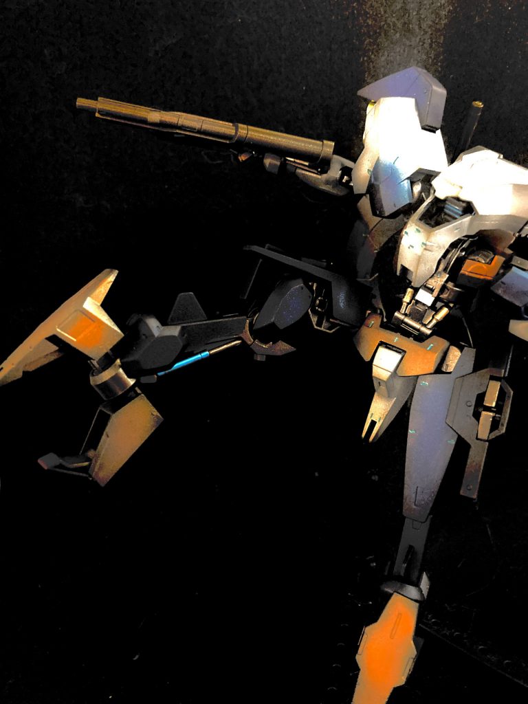 黒立ち上げ、色はほぼ設定通りにしました。塗装後つや消し、タミヤのウェザリングマスターCとDを使いました