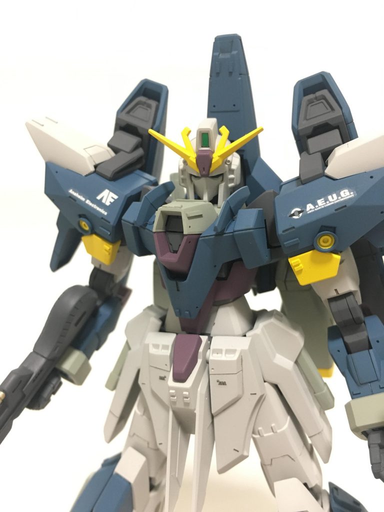 バストアップ。スクランブルガンダムの顔のへの字スリットは好みでなかったので、パテで埋めました。これでイケメンZ顔になった気がします。