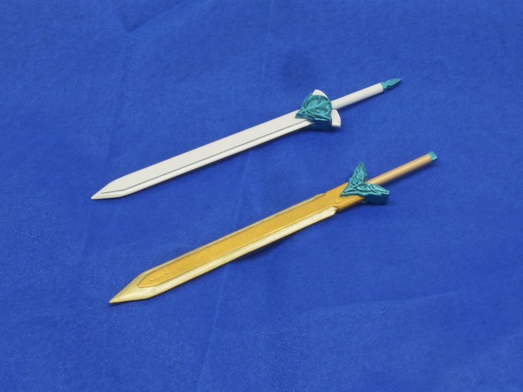 　金木犀の剣・銀木犀の剣　[グロリアス]のメイン武装である、2振りの実体剣。完成2周年に際し、本体のリペイントや割れたパーツの直しと一緒に、こちらも大幅な改修を施しました　共通の改修として持ち手を角型から丸型に変更しています。銀木犀の剣のみ、刀身にプラ板を貼り、刀身と刃に段差ができるようにしています