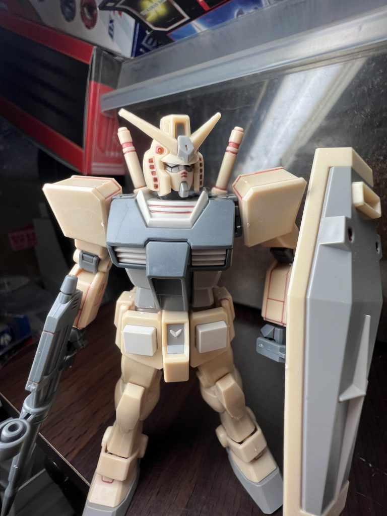 黄色みがかった白のパーツに卵殻プラが使用されており、なんとなく独特な匂いがあります。強度もそれほど高くないのかアンテナ後ろの出っ張りをカットしようとしたところ1部白化しました。