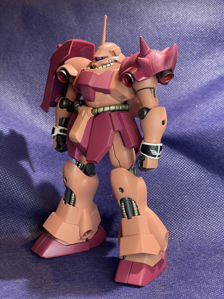 袖付き部分はガンダムデカールと塗装仕上げました。