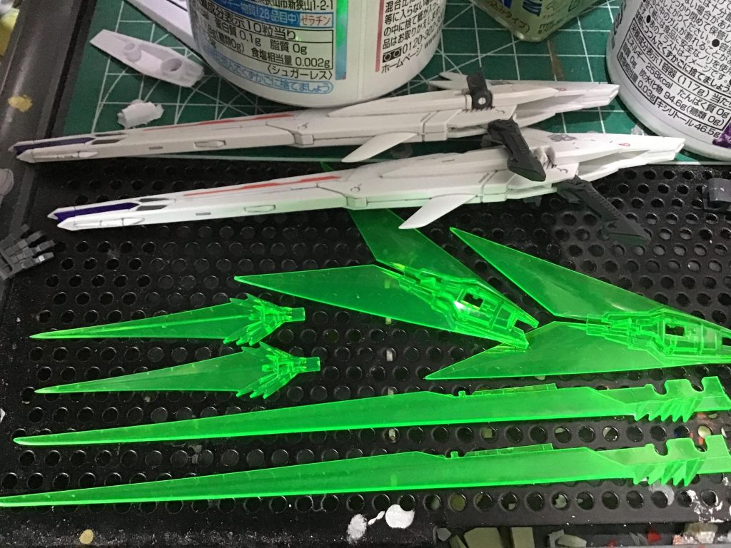 本体があちこちエッジが立ってる割にはビームエフェクトが全体的に丸いなと感じたので、鋭く見えるよう削ってます。またビームシールドのエフェクトには、ラメを振って不規則に光を拾うようにしてます。