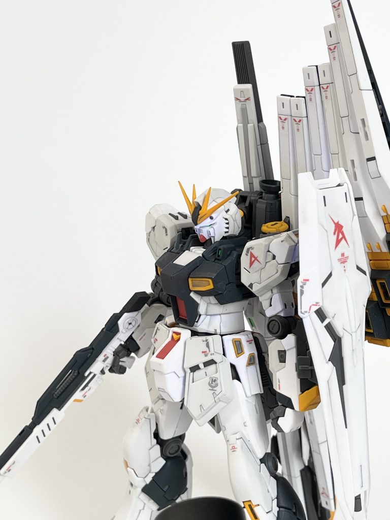 デカールは説明書指定の全量貼ると個人的な好みでは少しうるさいかなと思うので間引いています。逆にLRFFはでかいパーツが多くて間延びしそうになるのでほぼ全部貼るなど、情報量のバランスは多少意識しました。