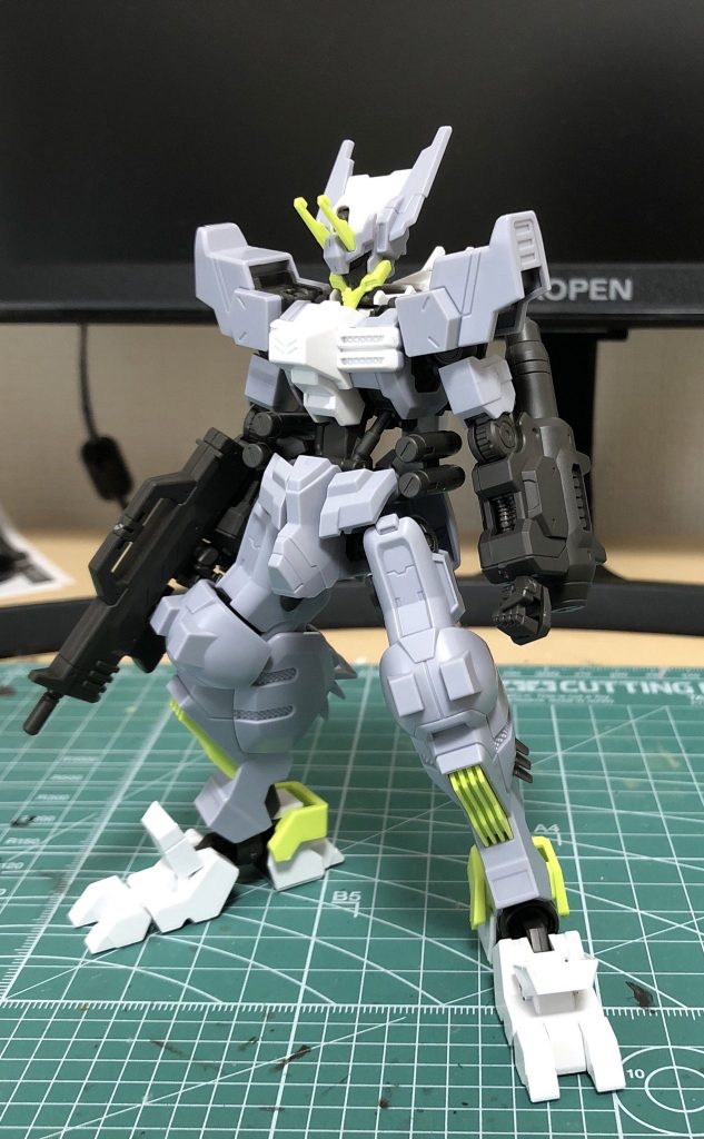 素組みの状態。この段階だと細かい色も足りていないですし、身長も低く感じますね。