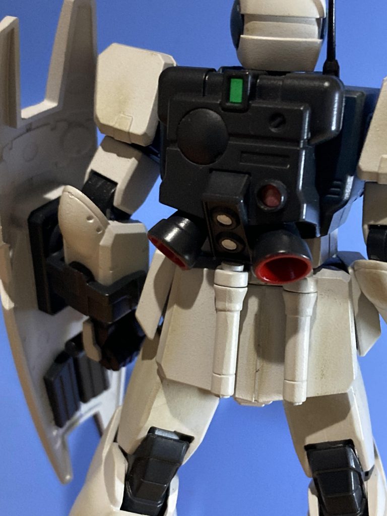 シールド裏の予備マガジンも塗り分けてみました。手持ち武器が100ミリなのにってのはご愛嬌^ ^