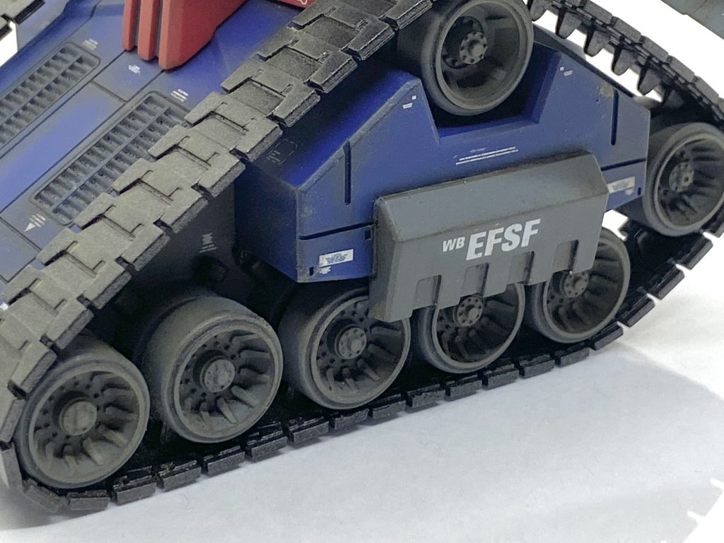 転輪やキャタピラには薄っすらとした土汚れになり、こういうウェザリングはパステルの強さを発揮できます。