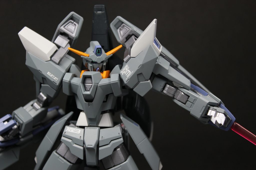 クレオスの316グレー単色で本体は塗装していますが、これがハマりました。肩の部分などは、オモチャっぽく好きではなかったのですが、このカラーリングにしてようやく造形の良さに気付かされました。カッコいい。