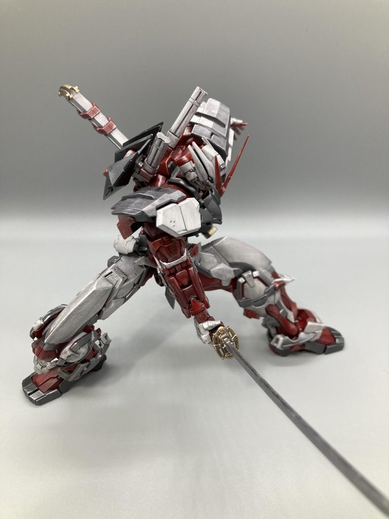 クレオス製「水性トップコート(つや消し)」からのリアルタッチマーカー「リアルタッチグレー2」をベタ塗りして、消しペンを綿棒につけて拭き取る。という工程でやってみたものの、トップコートまで拭き取ってしまうという事態が多発するという、、、。消しペン強すぎィイ!!次回はクレオス製「ウェザリングカラー」使う。リアルタッチマーカーと比較すると、作業的にもウェザリングカラーの方が楽な気がしますね。