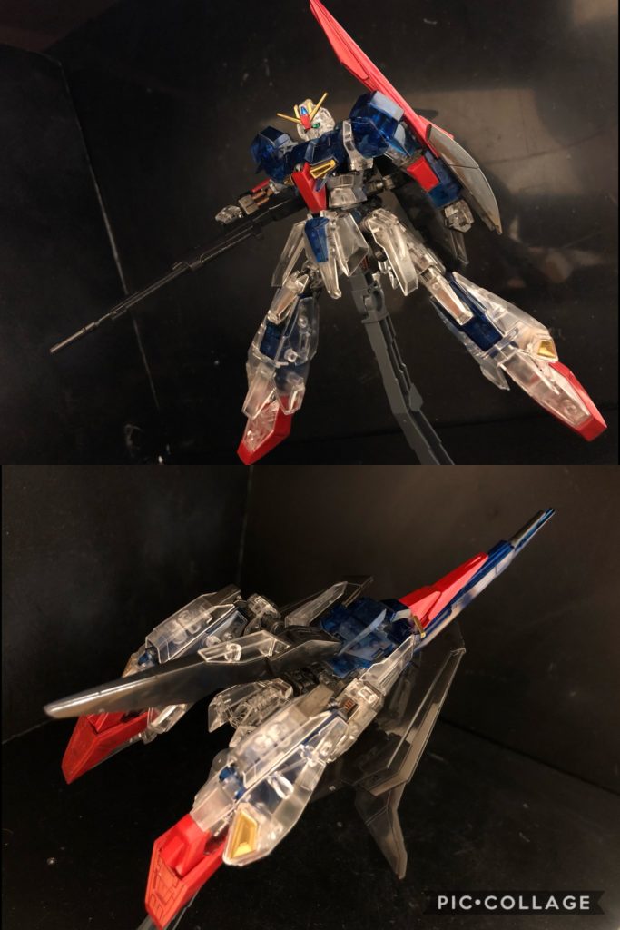 カミーユ「バイオセンサーの事は解りました。でもこの素材はバイオセンサーでは無いんですよね?」oyz「そう、サイコフレームさ。」カミーユ「バイオセンサーがどう発展したらこうなるんですか?」oyz「この簡易サイコミュシステムをだね、金属粒子サイズにしてだね、そのコンピュータ・チップを金属フレームに無数に鋳込んでMS建造用の素材にするんだよ。そうすると、あららビックリ、透明素材のサイコフレームの出来上がりって訳さ。」カミーユ「そうはならないですよ。」oyz「いや、そうなるんだって。」カミーユ「透明になる要素が皆無じゃないですか。」oyz「まあ厳密には透明に見えるっていうか、発光すると言うか。」カミーユ「どっちにしても、そうはならないですよ。」oyz「ユニコーンガンダムとかのサイコフレームとかはクリアパーツで表現されてるんだから、イイの!」カミーユ「それでどうゆう効果があるんですか?」oyz「サイコフレームの機能だね、よし来た!」・サイコフレームの機能フレームに鋳込まれたチップ単体では実効的な効果を持たないが、コアとなる高出力のメイン・プロセッサを配置することで、非常に高効率かつ高密度なサイコミュ・システムとして機能する。よってサイコフレームをMSに採用した場合、マシンの構造材自体にサイコミュ機器(電子機器)の機能を持たせる事になるため、専用の積載スペースを配する必要が無く、単純なプロセッサ搭載量も増加する事から、従来のサイコミュより受信許容量や速度が大きく向上し、更には機器の安定性も高まる。 更にコクピット周辺(インターフェース)のみならず、フレームの関節部に分散配置することにより、機体の追従性を飛躍的に向上させるという副次的な機能も確認されている。