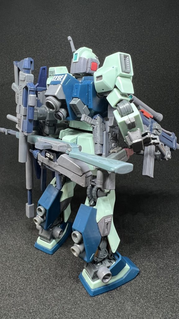 バック塗装しなおしたのもあって綺麗になったかなと思いますまたウェポンラックへの装備の仕方をヘイズルのシールド接続部に変更したため、装備できる物に互換性を持たせていますまた腰のマシンガンもヘイズルのシールド接続部を付けています