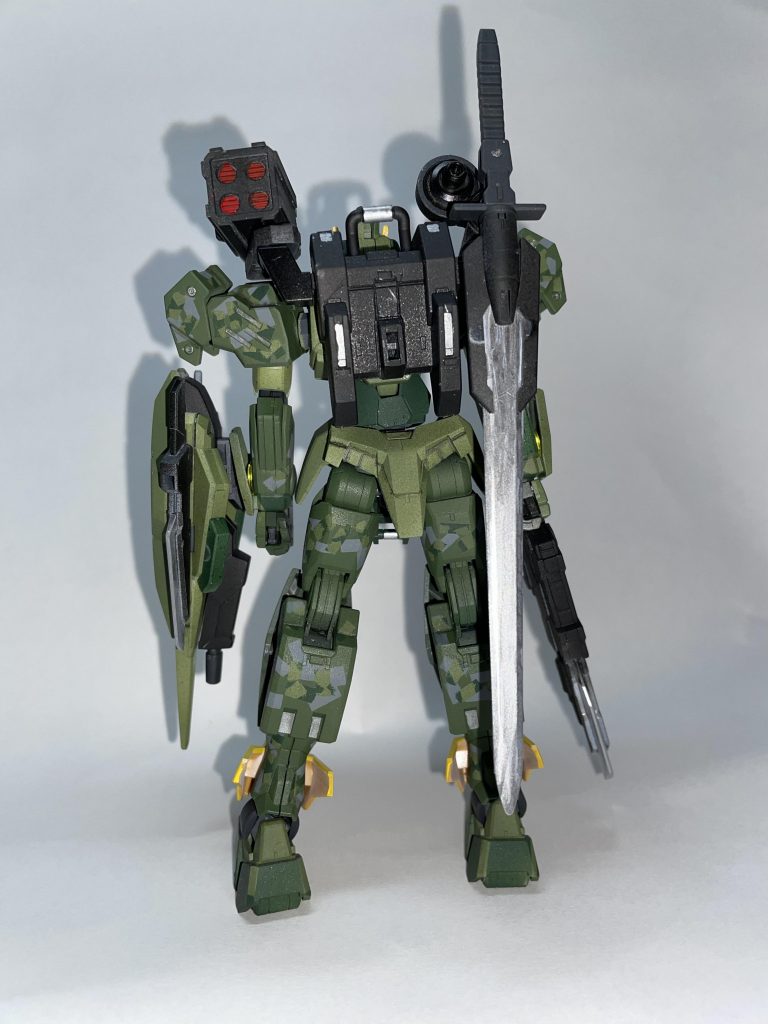 シルバーに関してはガンダムメッキシルバーを使いました。雑に塗っているのでもう少し塗らないといけないです。