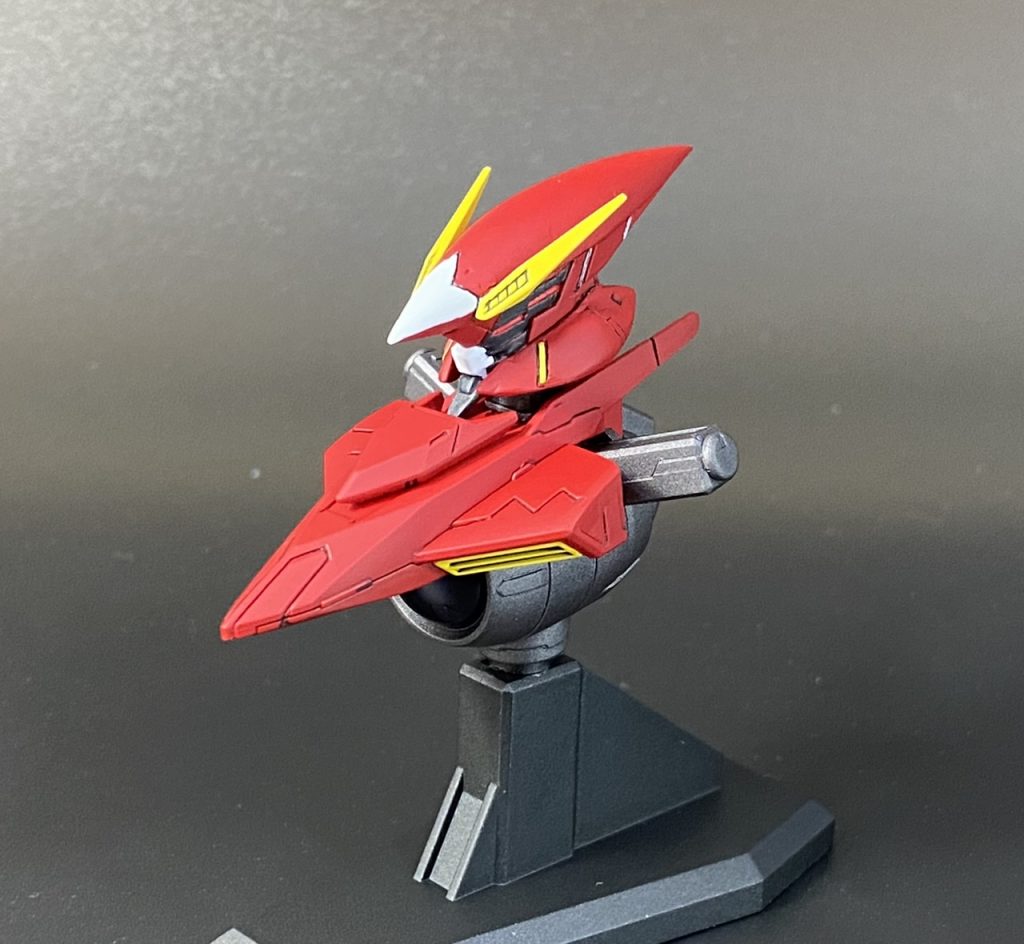 特徴的な頭頂部はパテを盛り付けて整形し、マスク部分は手元にあったスローネツヴァイを流用、デュアルアイ部分は0.1mmプラ板を積層して再現しました。