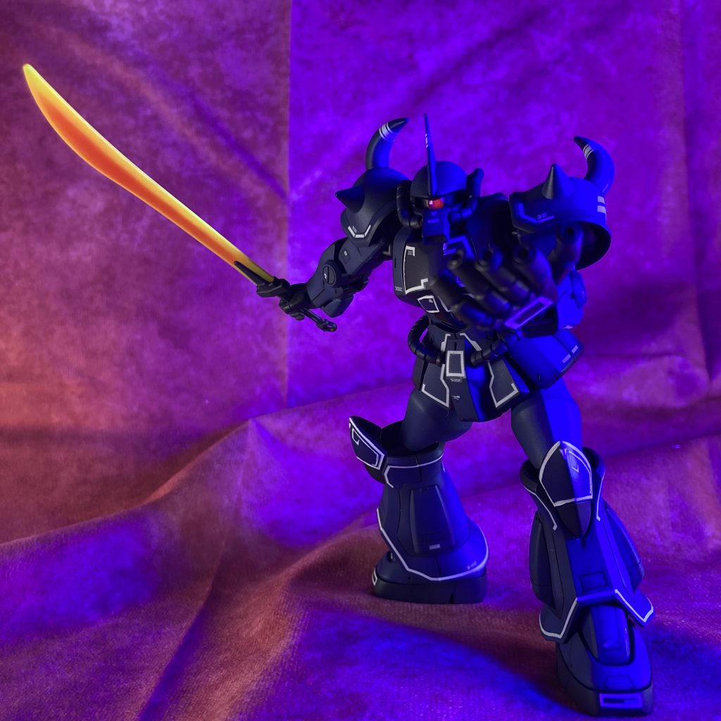 胴体以外の青のパーツに少しだけ蛍光ブルーを混ぜていますのでUVライトをあてると雰囲気が変わります。