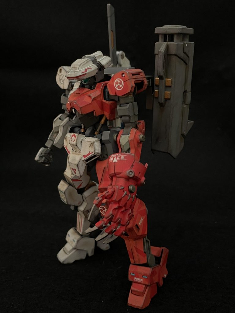 反対側から見ると見え方が変わって楽しいかなと。デカい左腕で敵を握り潰すはず。