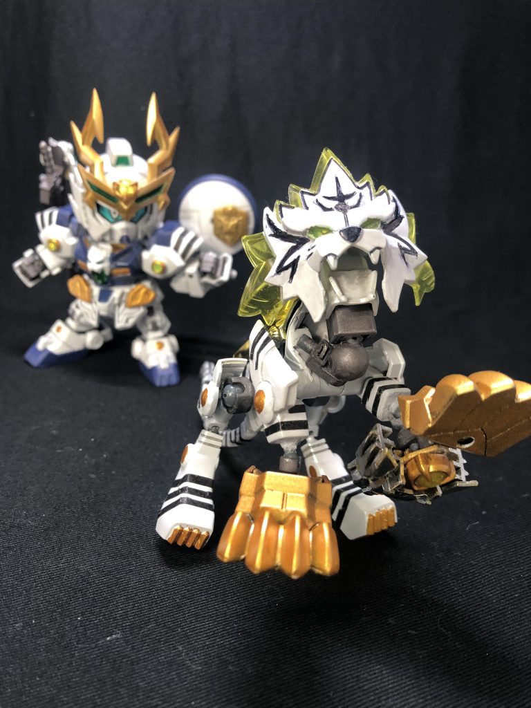 虎暁「待て弩虎！俺の話を聞きやがれ！」弩虎「へっ、やなこった！誰も俺のスピードにゃあついてこれないぜ！」(逃走)最初は置物程度で考えていましたが、口の開閉や足の可動など、後述のギミックの恩恵で割と動きます。さて、察しの良い皆さんはもうお気づきのことでしょう…。そうです！今回も例に漏れず『合体』あります！それでは…