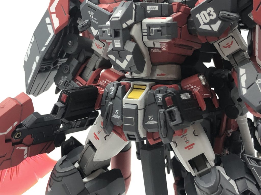 腰部拡散ビームガンセンサーの増設。マズルの形状を変更。