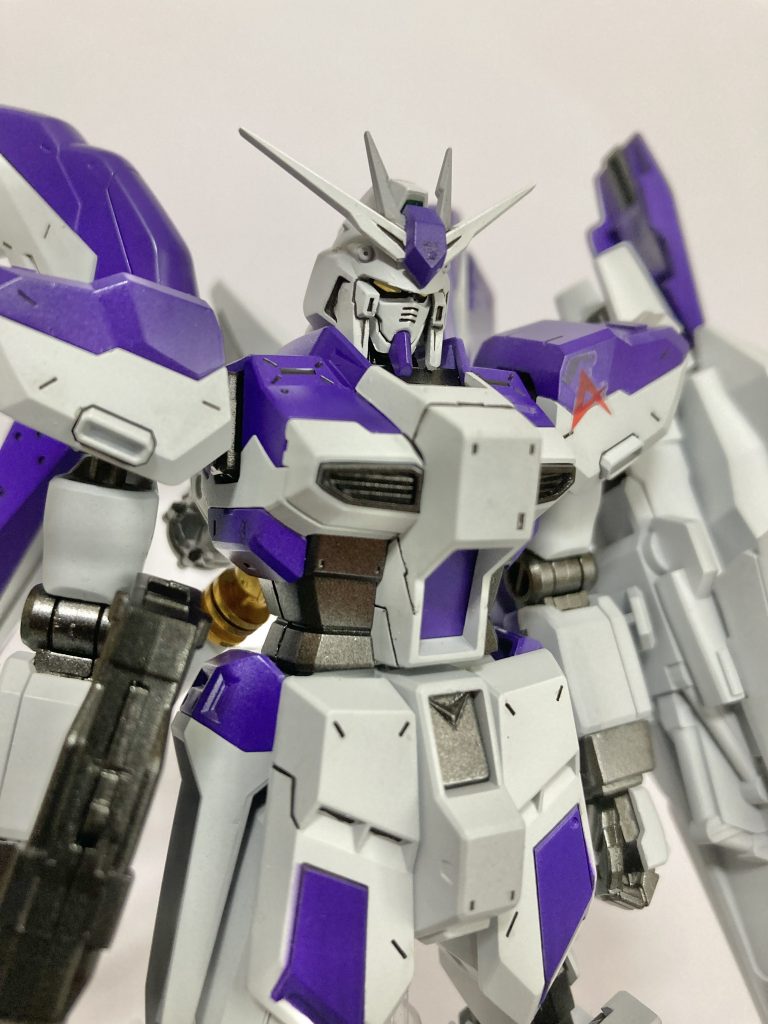 大事な頭部はRGffνの余剰アンテナを使っています。かなりシャープになるので印象変わります。それとヘルメットを深く被れるように加工し目つきも鋭くしています。