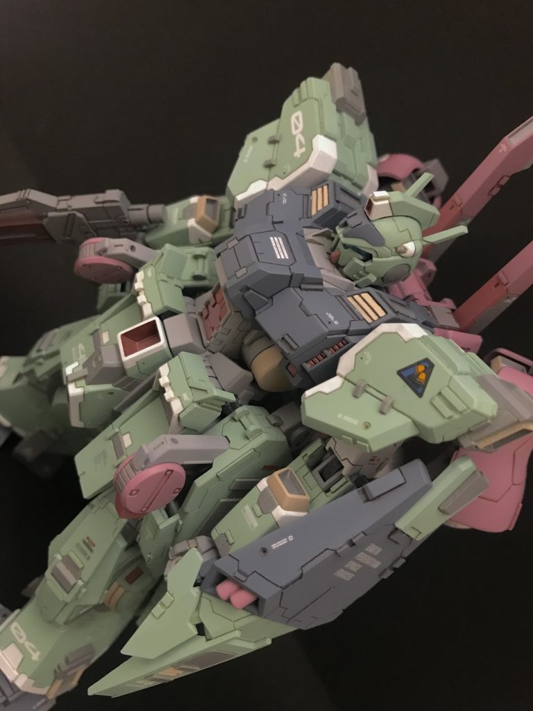 不思議な角度で一枚。残りの武器は頭部バルカン、シールドミサイル、そしてインコムです。大きいのにジェガンとほぼ同じ火力というのが渋くていいなあと思います。それと、今回も細々とディテールアップしました。色分けを想定してスジボリ してみたり、なんとなく工夫しています。