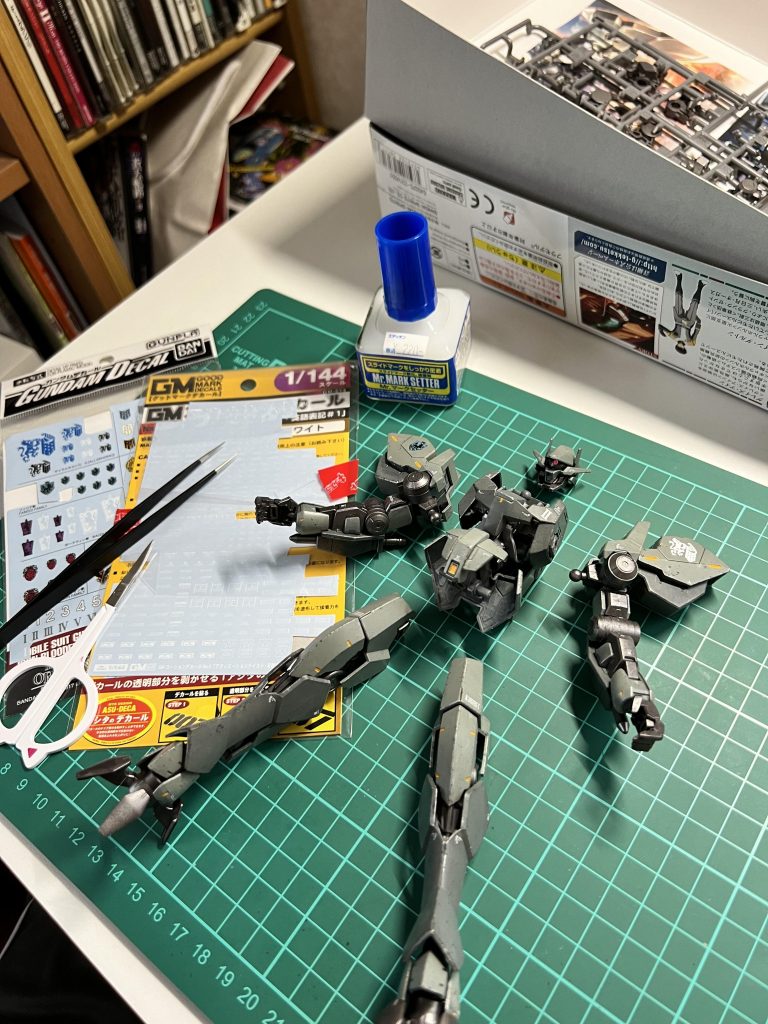 デカール貼り。鉄血デカールとコーションマークはアシタのデカールを使用。