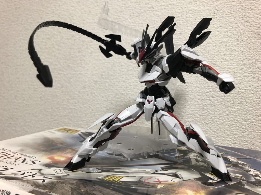 分解して双剣と蛇腹剣。1つの武器で複数の武器に変化するのは中々面白い仕様。蛇腹剣は改造次第ではでかいビームサーベル出せそうで中々捗りそうなデザインで良き良き。今作ってるやつに採用したいレベル。