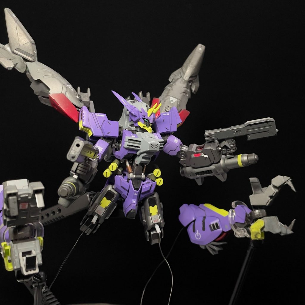 足は有線ファンネルに改造。敵を鷲掴み、動きを封じたところで、二丁拳銃かトンファーでメッタメタにします。