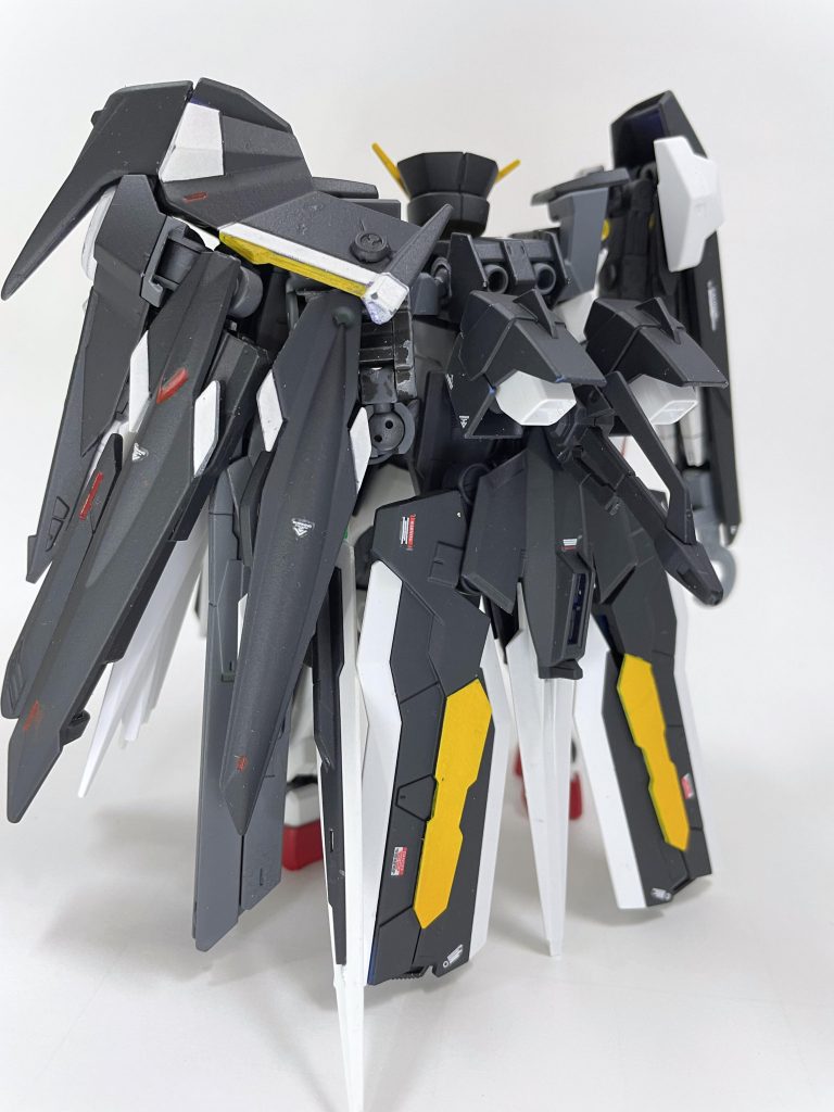 背面。ソードランスからGNタクティカルアームズに変更。肩アーマーとセットでコートを羽織ってるようなイメージで。X字スラスターは付けたかったが、どうあがいてもタクティカルアームズが干渉するので却下せざるを得なかった…