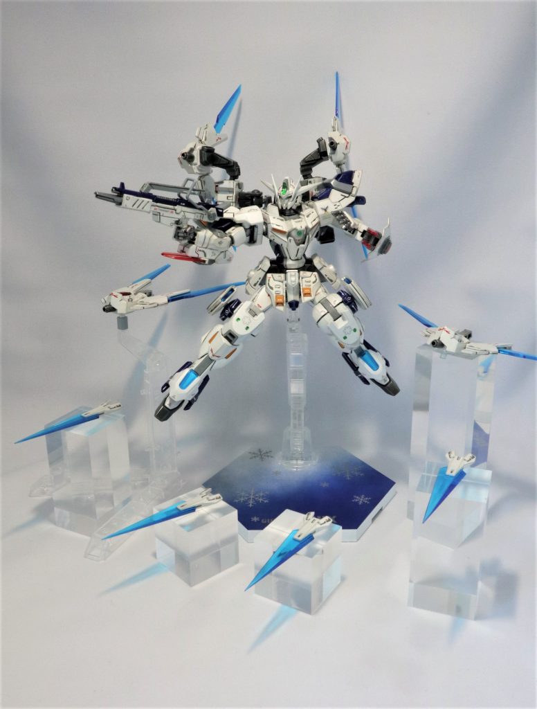 4つのユニットからなるバックパックは、NIXファンネルとして独立したオールレンジ攻撃が可能。また各ファンネルにはNIXファングが接続しており、計8つのオールレンジ武装からなる複合兵装となる。ただしNファンネルの使用は、機動力低下にも繋がるため、主に近・中距離での戦闘時にNファングのみでオールレンジ攻撃に多様される。