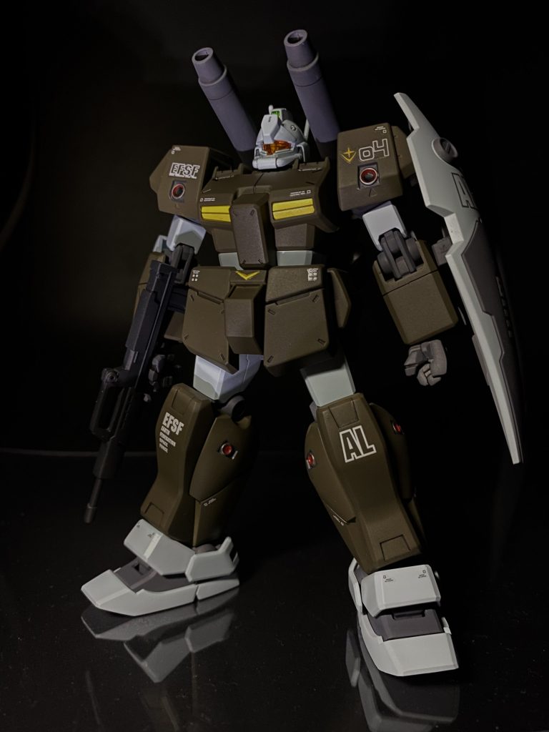 正面ショット。色が地味なのでデカール多めです。スラスターは見本だと赤ベタ塗りですが、淵をシルバーにしました。 