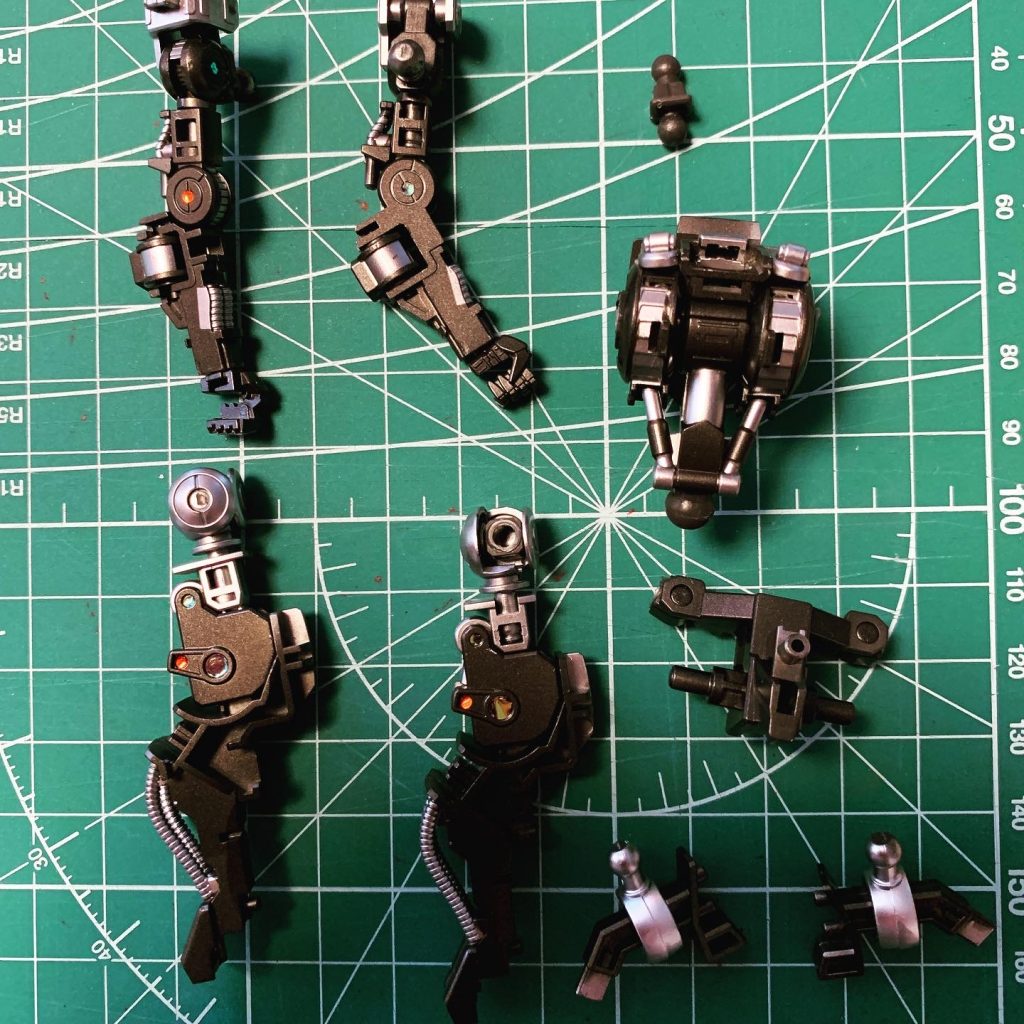 シルバーで塗ったフレーム部分は、「シルバーを残したいところ」とゆうより、「ゲート跡とか塗り残しがないところ」でなおかつ「マスキングテープが貼りやすいところ」を隠して、ガンメタで塗装。間接軸の丸ポッチにはモノアイとかによく貼るようなギラッとするシールを貼ったり。