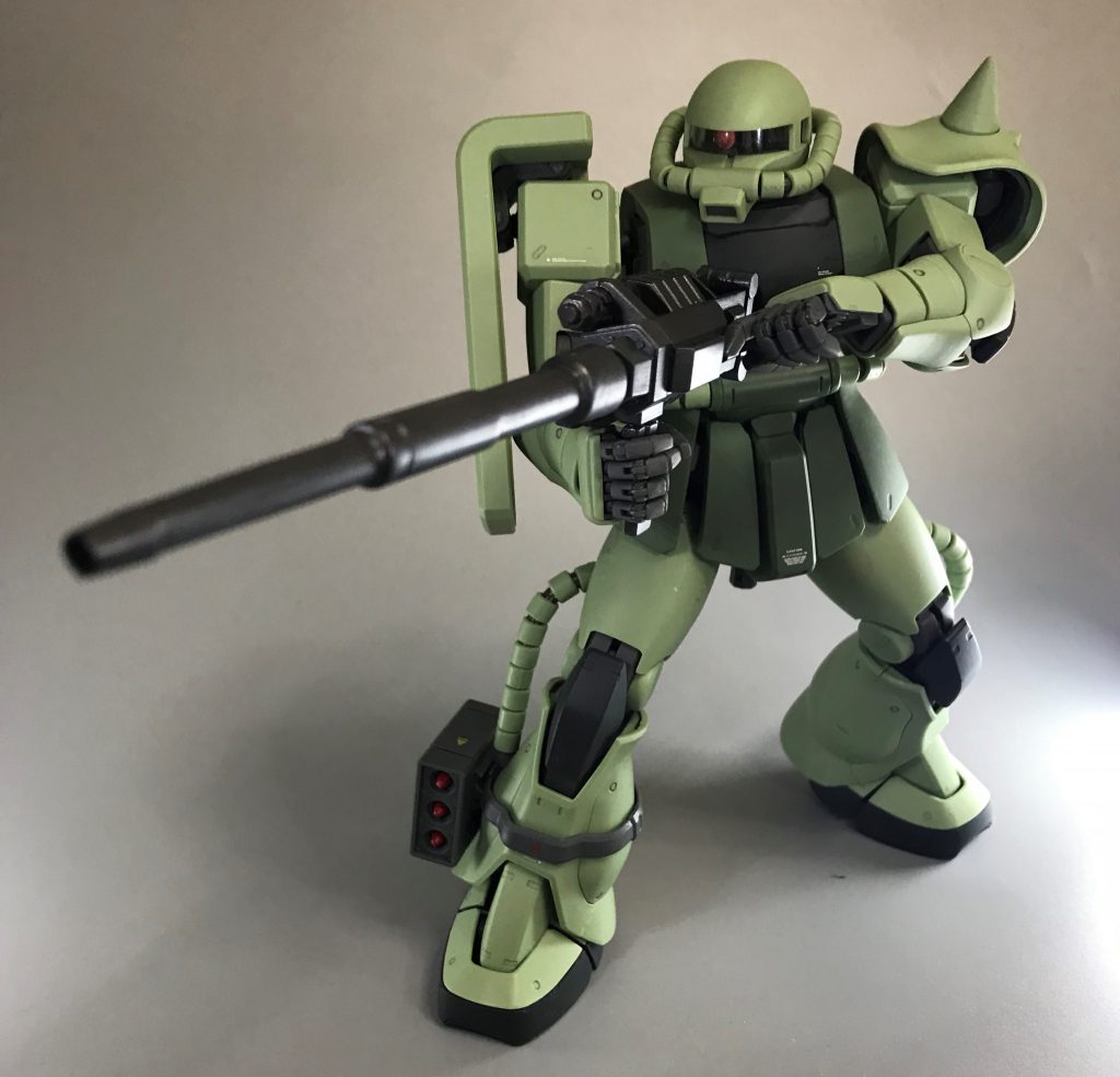 付属のミサイルポット、シャア専用ザク Ver.1.0に付属のマゼラトップ砲を持たせてみました。Ver2.0は首を振るとモノアイも追随する機構がついてます。