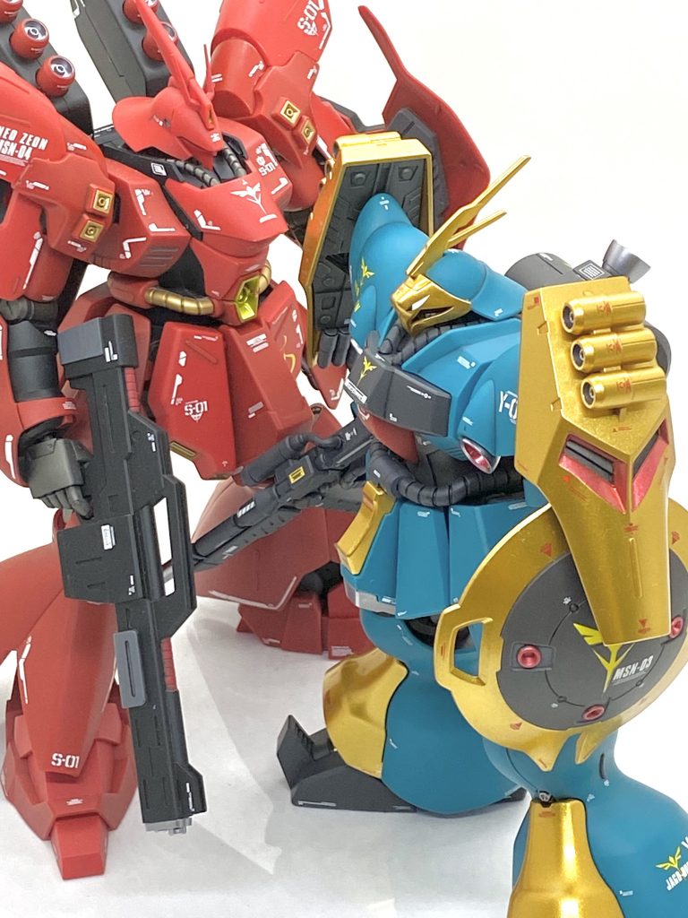 サザビーと。ヤクト・ドーガもサザビーのデカールがあれば統一感が出たのですが在庫が無いので・・・特に赤色のデカールは古いあり合わせのが多いです。