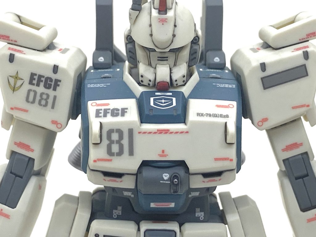 デカールはHGユニコーンガンダム用をメインに陸戦型ガンダム地上戦セットに入っていました専用デカールを使いましたが連邦陸軍を意味するEFGF(Earth Federation Ground Force)はデカールになってないのでHGUCのガンダムEz8のシールに白と黒の表記したのがありますのでそれを使いました。肩のマーキングはMGのそのままの位置に貼っています。シールドの08のマーキングはやはりデカールの方が仕上がりが良く、08小隊のはガンダムデカールが出てないので地上戦セットのデカールは重宝します。