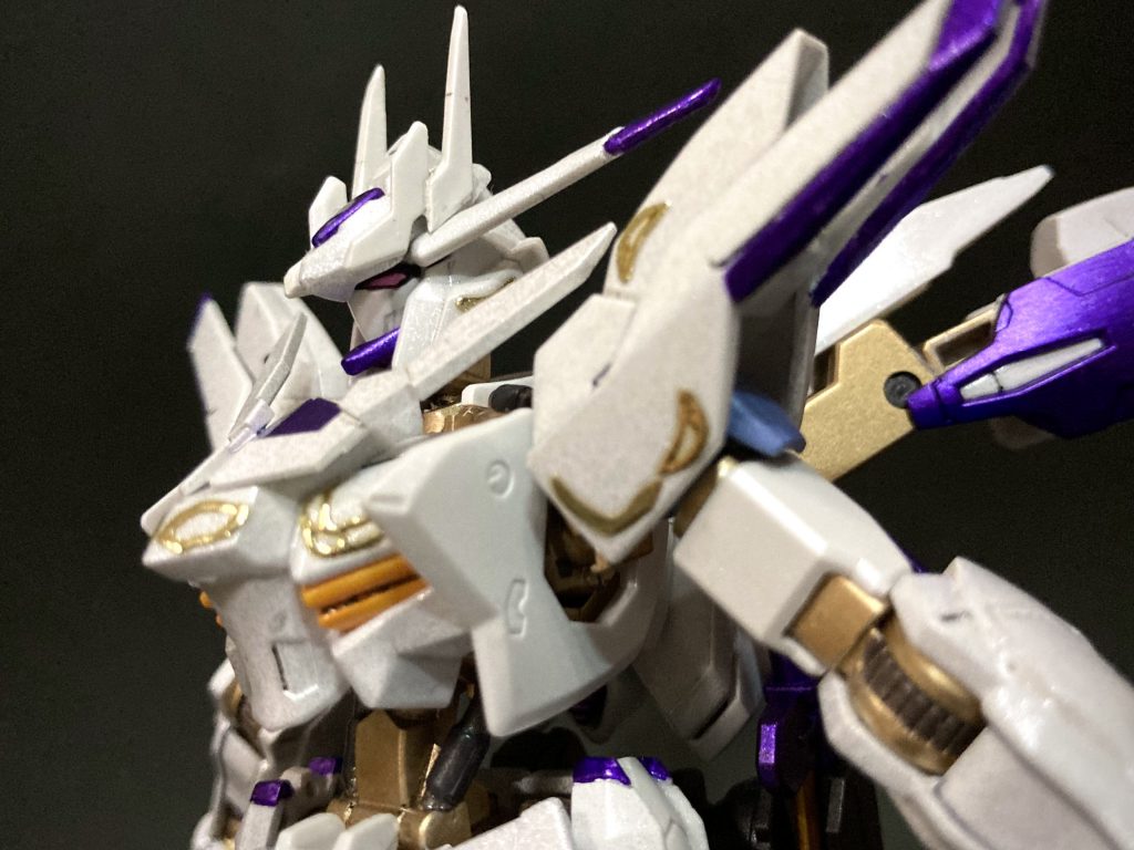 百均に売っているネイルアート用の立体エングレーブシールで円グレービングのような模様を一部入れています。また、青だったところはメタルバイオレットを使っています。