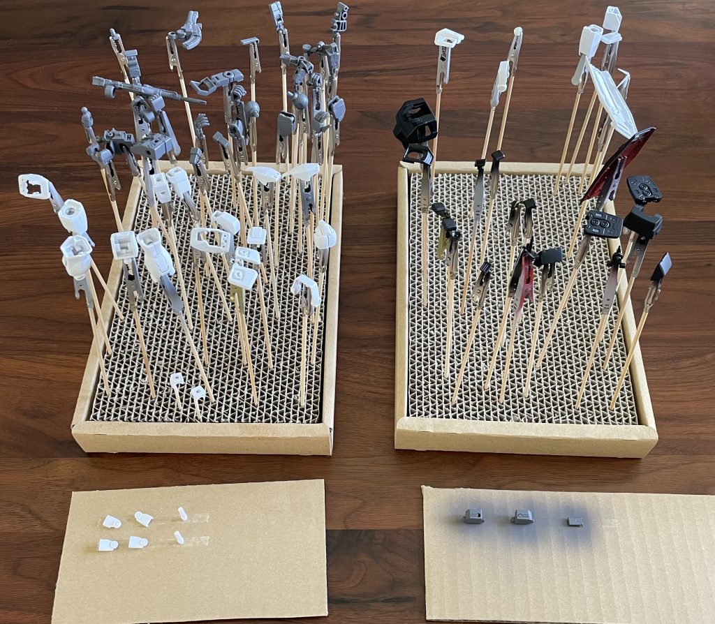 サフを吹いた後です。白色パーツは白サフ、グレーパーツはメカサフ、色付きパーツは黒サフを吹きました。