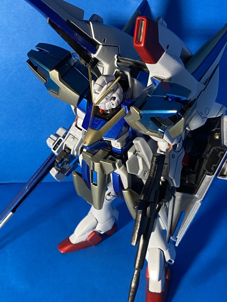 組み上げ時に気づいたのですが、この旧キット、バスターを装着する際、アサルトパーツの肩部分がバスターに干渉してしまいます。結構きつめにはめているため、角度をつけたり安定してはめるには改造必須なようです。