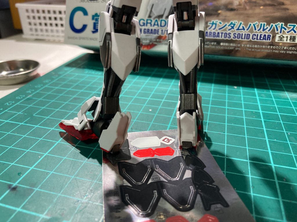 苦労したと言えばこの脚部アーマーのシルバー縁取り部分。取説の作例写真は黒一色に見えるんですが、付属のホイルシールみたらなんかシルバーのライン入ってますがこれは一体?ガンダムマーカーシルバーで下地を作って、エナメルのガンメタで上塗り。そのあとエナメル溶剤で拭き取ってなんとかやってみました。