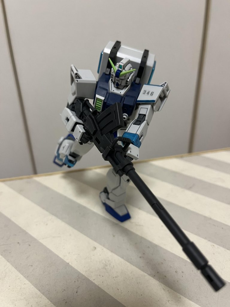 180ミリキャノンを抱えながら、必死に敵攻撃を走って回避するイメージ。