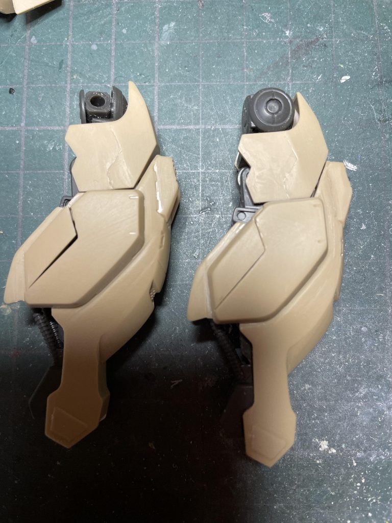 普通にフレームに脛パーツを取り付けると左の様になるのでフレーム部分を削り右の様に処理。