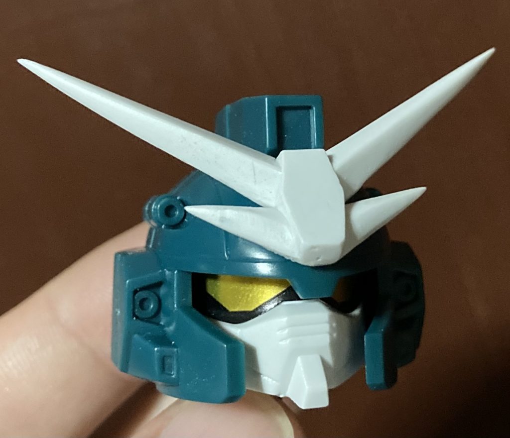 アンテナの長さそのままで尖らせた状態。どうも長すぎる気がしたのでココから短縮しました( 'ω' )レオパルドはデザインも色もかなり好きな機体です✨( ◜ω◝ )濃ゆい緑がイイ♨️