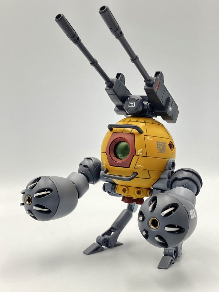 B082 ボーイ強襲型頭頂部に15キャリバー、両腕にバルカン砲とアイアンネイルを装備した近接戦仕様。パイロットの技量によってはアイアンネイルとフレキシブルアームも利用した変則的な移動も可能で、近距離で弾幕を張りつつ相手を撹乱する囮役。15キャリバーのイメージに引っ張られてオレンジになった他、コクピット上下のフレームをプラ棒で追加し、差別化しました。