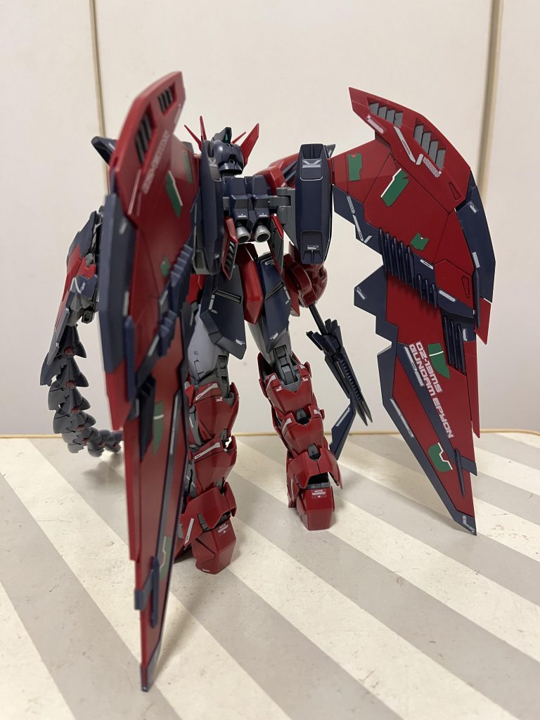 付属デカールを貼り終わって最初完成した時、羽が面積大きい割に寂しい感じだと思って…せや!