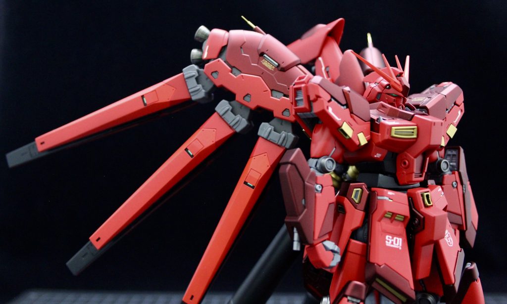 本体のバストショット。RG特有のやや癖のある細かなキットのディテールは極力埋めたり消したりして、ジオンらしい曲線が映える&シャープなディテールに置き換えて、赤はそれぞれにこだわった3色で塗り分けています。