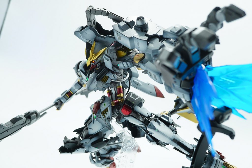 ブースター内蔵ギガンティッククロー巨大な左腕装備掌部分に内蔵したブースターにより機動力も損なわずに使用可能バックパックから補助アームを接続する事で肩関節への負荷を軽減