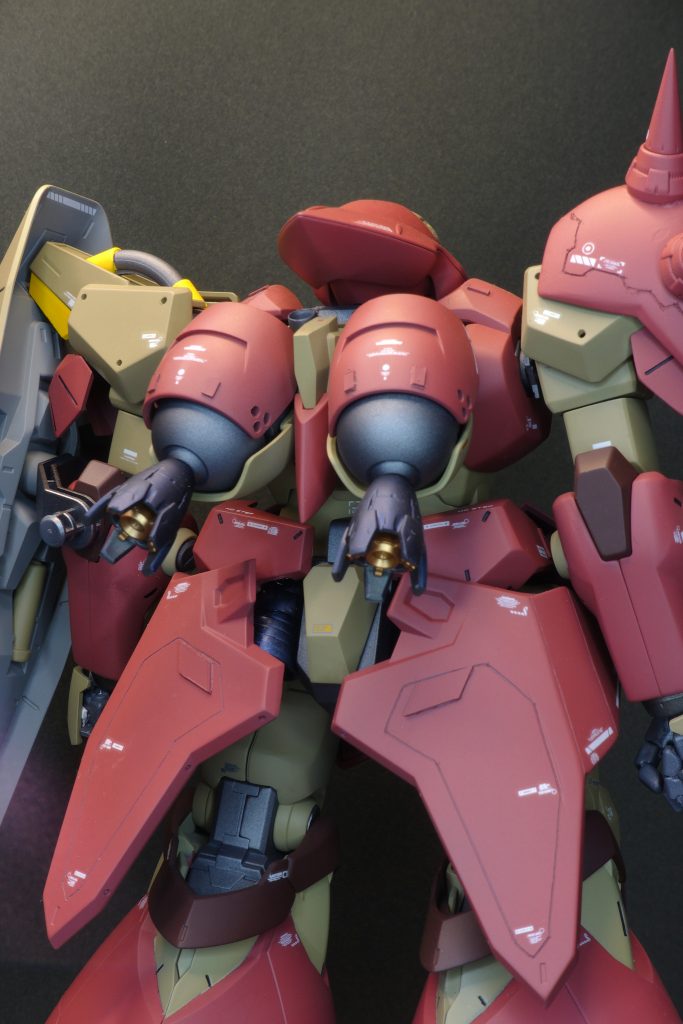 バーニアは「フラップタイプ」に取り換え大型化。外側をプリズムブルーブラック、内側をパールカッパーで塗装。