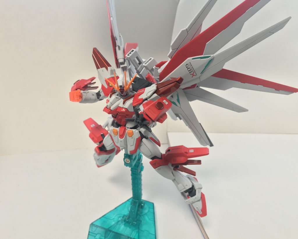 次元覇王流。本機の真髄であり、豊富な射撃武装に目を奪われた相手に対しては滅法強い。ただ、騙し討ちのような真似を本機のダイバーは好んでいないため、あくまでも本機に装備されている射撃兵装やビームサーベル類は、次元覇王流格闘術を相手に叩き込むための布石として専ら運用されている。