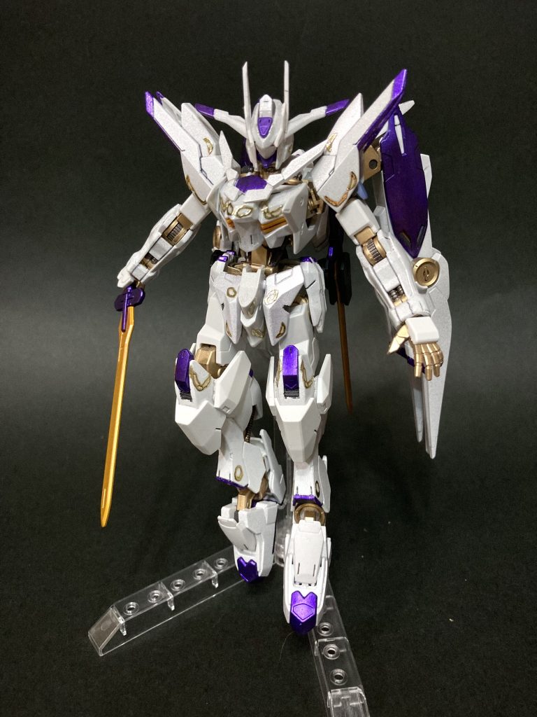 ガンダムフレーム01・バエルバエル＋トランジェントガンダムでミキシングしています。塗装はホワイト＋シャインシルバー＋グロスコートと、パールホワイト＋パールコートの２種を基本に一部マットホワイトも。フレームはゴールド基調にしています。