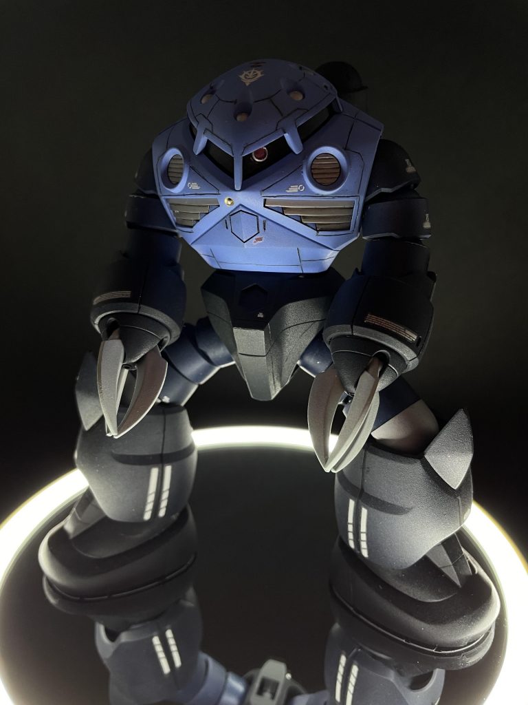 定番のポージング所詮HGなので、稼働範囲はそんなにありません。なので、定番のポージングもコレが限界。でもカッコイイ。