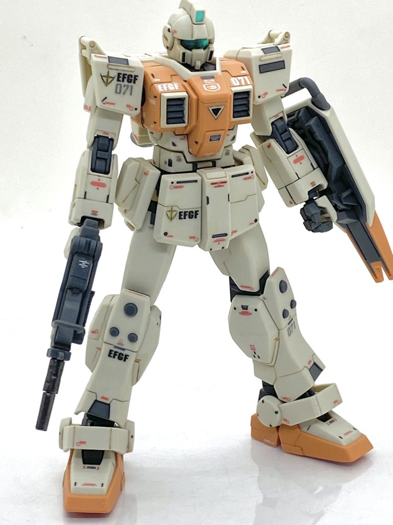 マーキングの位置は極力、陸戦型ガンダムと同じ位置にしています。同じコジマ基地に配備されましたから・・・08小隊とは犬猿の仲の07小隊の隊長であるロブ小隊長の機体にしています。最後はラサの基地を破壊する為に捨て石にされて、部下共々非業の死を遂げてしまいますが・・・連隊長のイーサン・ライヤーの台詞で明らかに核融合炉の誘爆で連邦はレビル将軍みたいな良識のある将官の下なら生き残る事が出来ますが、太平洋戦争末期の日本陸軍みたいな部下の命を顧みない隊長の下には付きたくないと思いました。