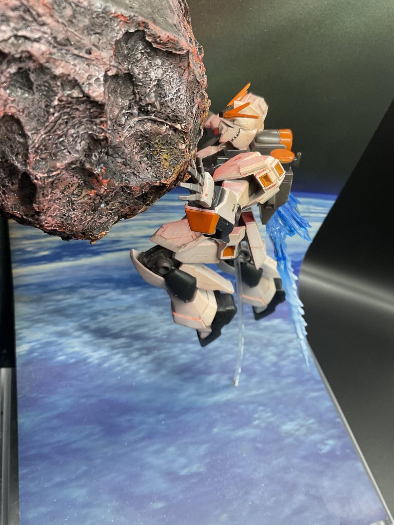 アクシズは発泡スチロールにアクリル絵の具で作製。本体は申し訳程度にでティールを追加しております。