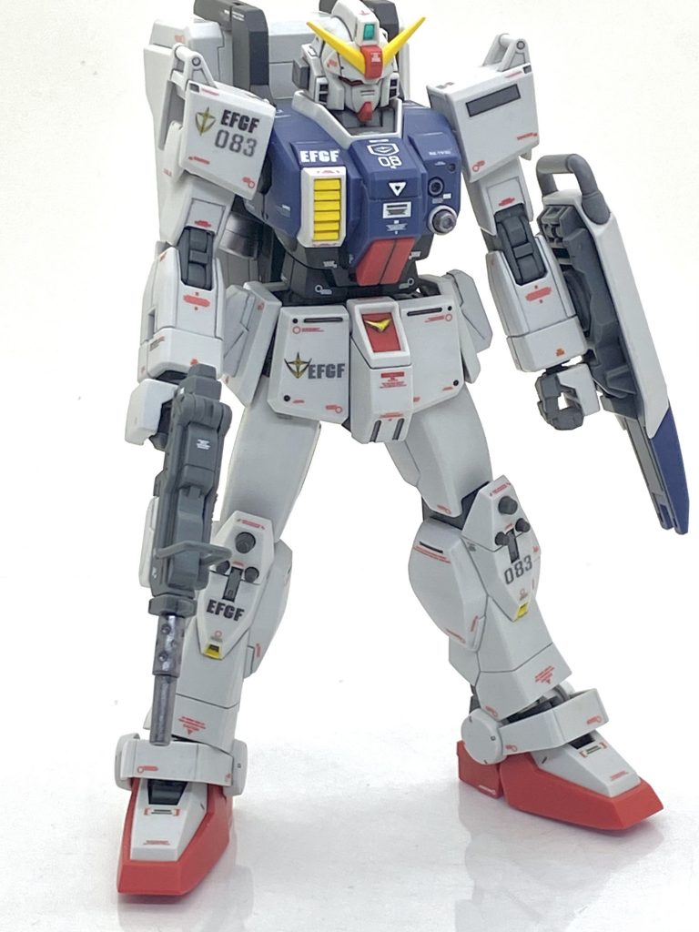 劇中ではウェポンコンテナを背負って戦っていたイメージがあるのでこの方が似合うと思いました。先に作りましたBD-1、BD-3と同じ感じでデカールを貼り、なるべくは統一感を出しています。ビームライフルも付いていたのですが色分けが大変秀逸なのでガンダムEz8に回してしまいました。